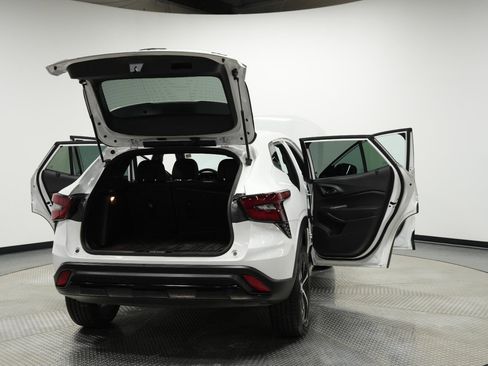 Used 2024 Chevrolet Trax RS w/ Sunroof Package FWD image 12