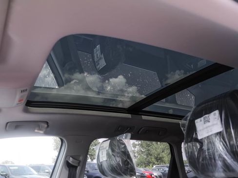 New 2025 Volkswagen Taos SE image 8