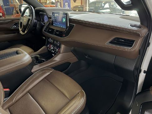 Used 2023 Chevrolet Suburban High Country AWD/4WD image 13