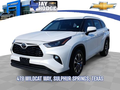 Used 2024 Toyota Highlander XLE FWD image 1