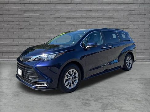 Used 2026 Toyota Sienna XLE FWD image 3