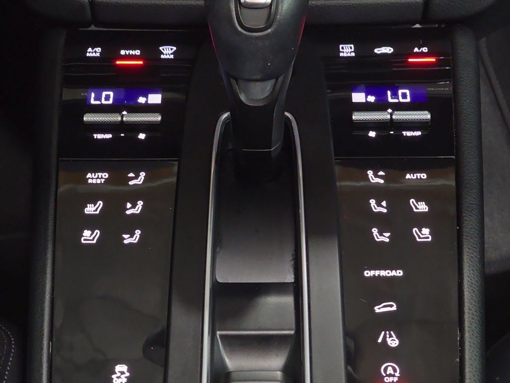 Certified 2023 Porsche Macan AWD/4WD image 19