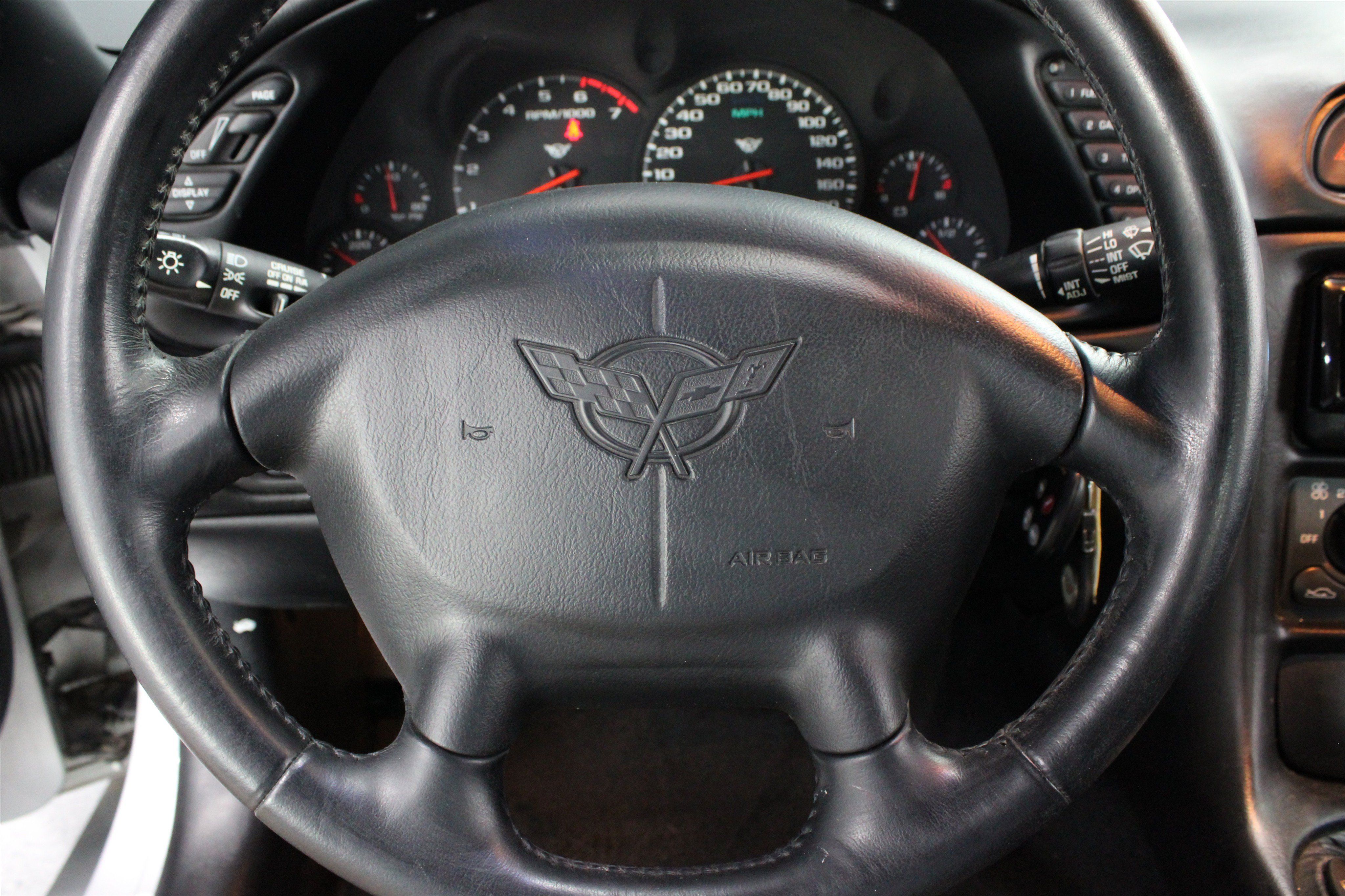 Used 2000 Chevrolet Corvette Coupe w/ Roof Pkg RWD image 10