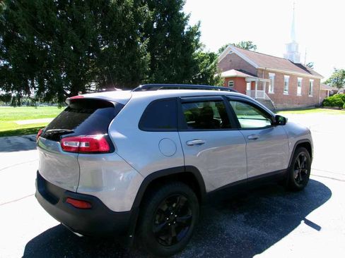 Used 2017 Jeep Cherokee High Altitude AWD/4WD image 5