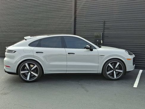 Certified 2025 Porsche Cayenne Turbo AWD/4WD image 8