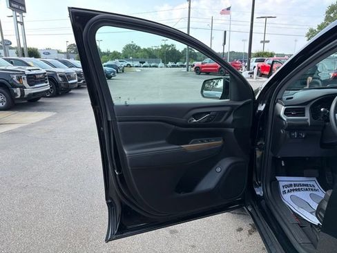 Used 2023 GMC Acadia SLE w/ Driver Convenience Package FWD image 12