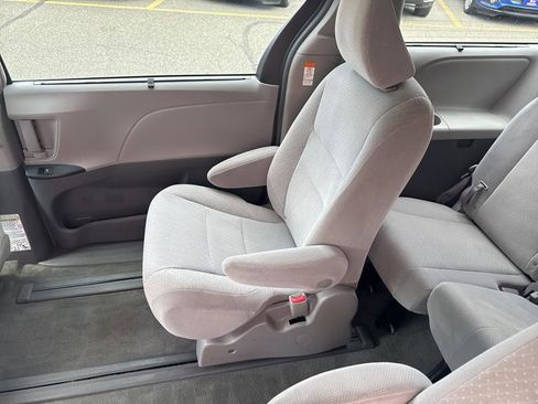 Used 2018 Toyota Sienna LE image 20