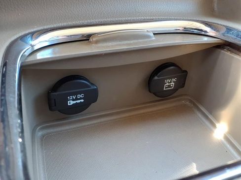 Used 2011 Chrysler Town & Country Limited image 27