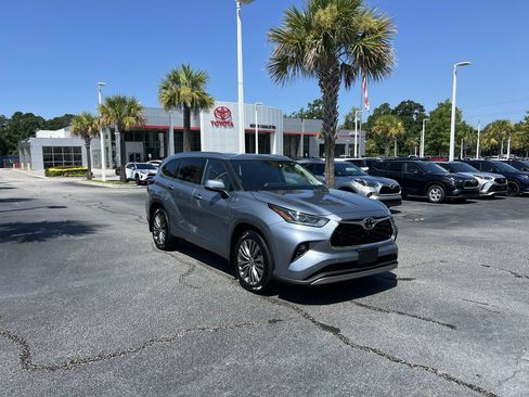 Used 2020 Toyota Highlander Platinum AWD/4WD image 2