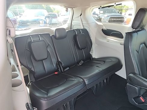 Certified 2022 Chrysler Pacifica Touring-L FWD image 40
