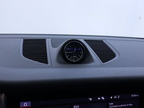 Certified 2025 Porsche Macan AWD/4WD image 30