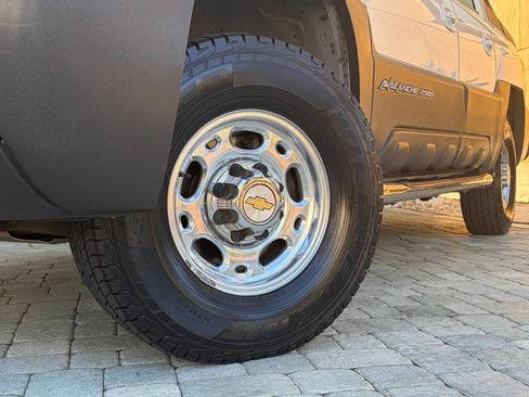 Used 2005 Chevrolet Avalanche 2500 w/ Preferred Equipment Group image 2
