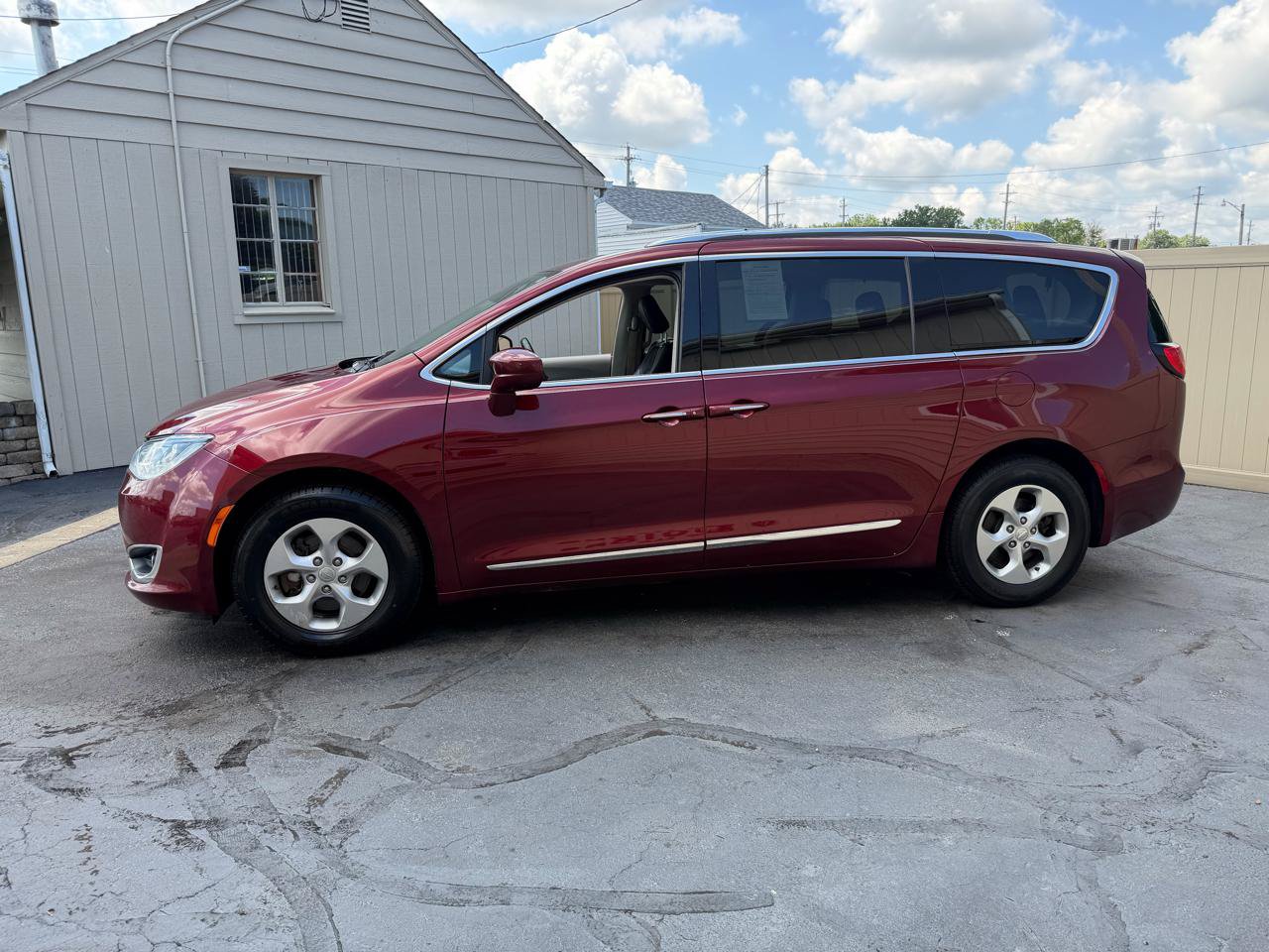 Used 2017 Chrysler Pacifica Touring-L Plus FWD image 10