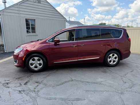 Used 2017 Chrysler Pacifica Touring-L Plus FWD image 10