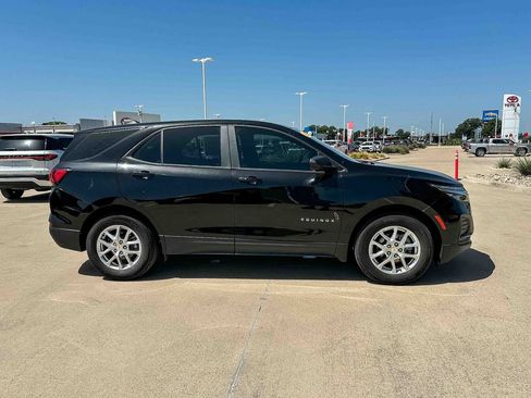 Used 2023 Chevrolet Equinox LS FWD image 2
