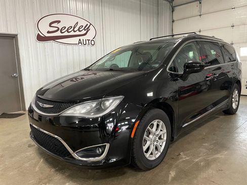 Used 2020 Chrysler Pacifica Touring-L image 2