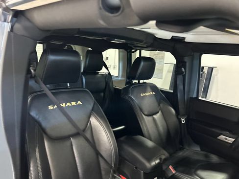 Used 2014 Jeep Wrangler Unlimited Sahara w/ Connectivity Group AWD/4WD image 29