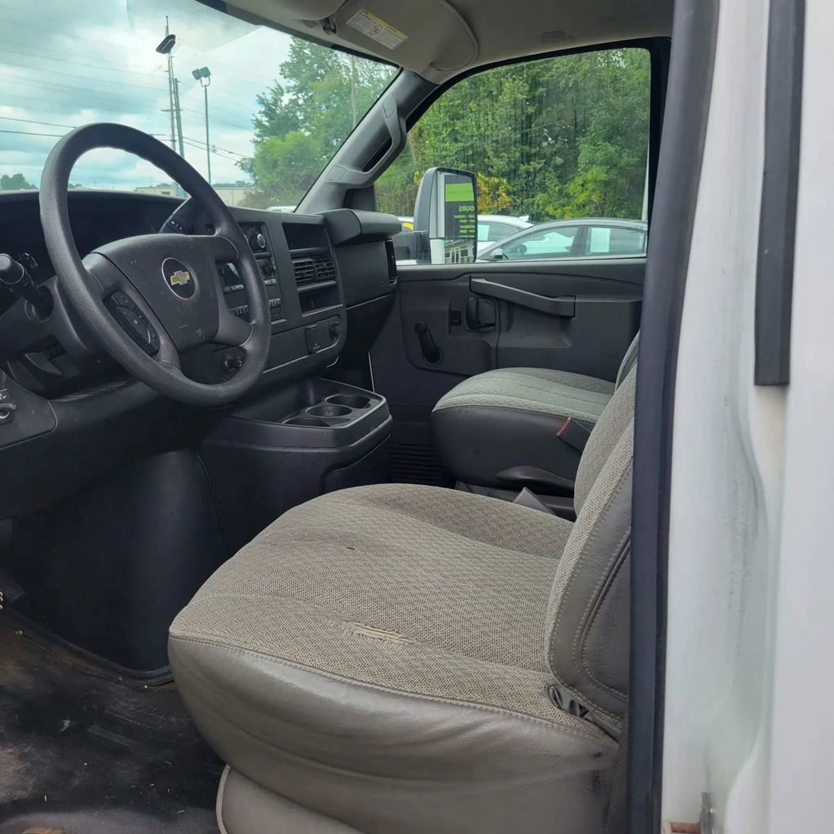 Used 2017 Chevrolet Express 3500 RWD image 8