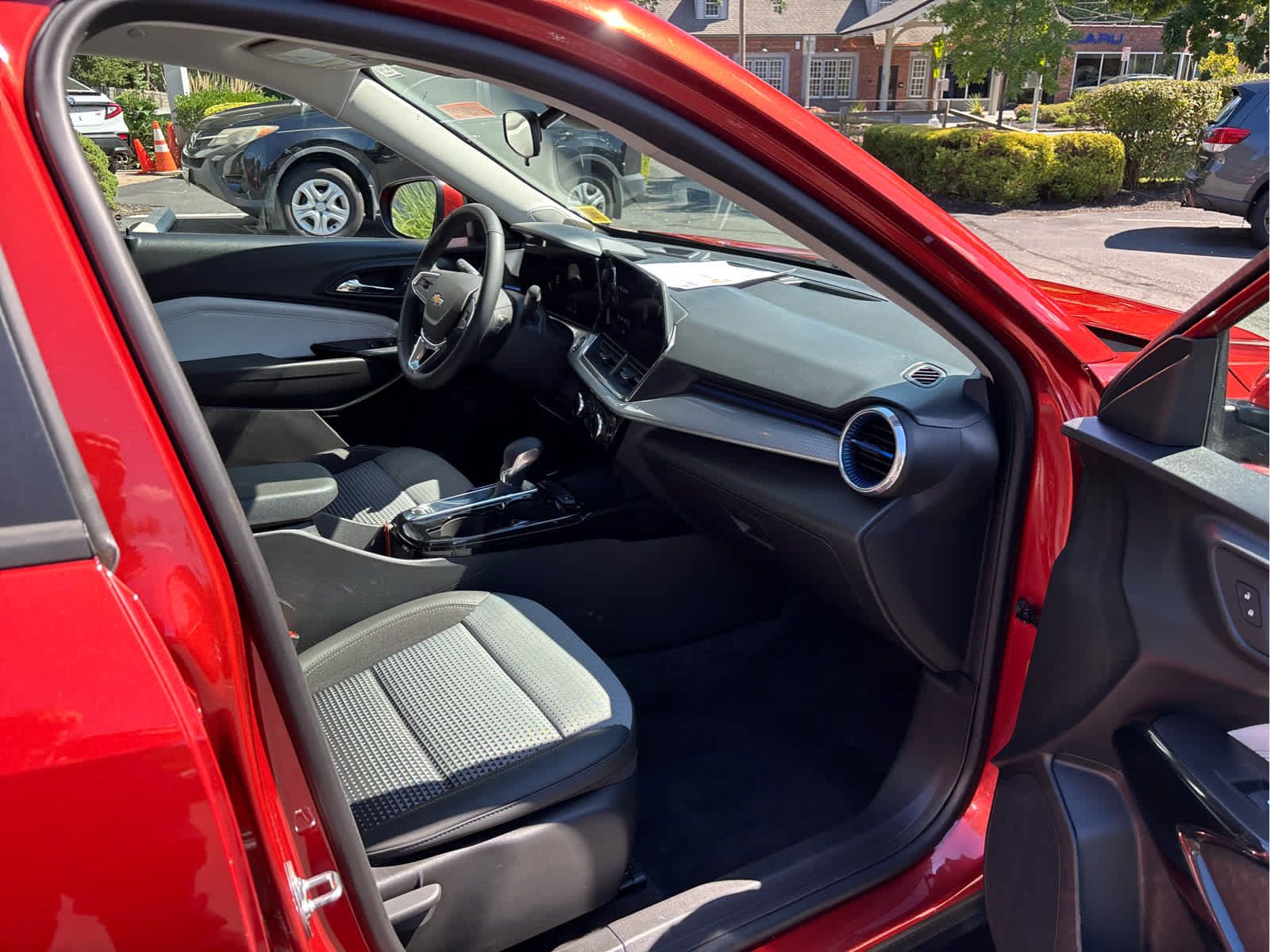 Used 2024 Chevrolet Trax LT w/ LT Convenience Package FWD image 22