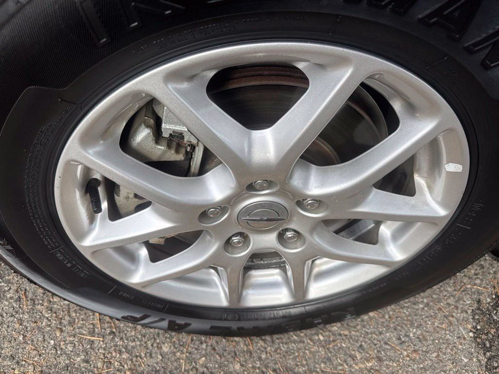 Used 2023 Chrysler Pacifica Touring-L FWD image 2