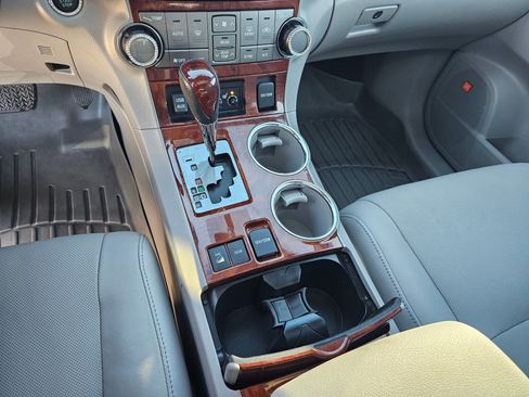 Used 2013 Toyota Highlander Limited AWD/4WD image 32
