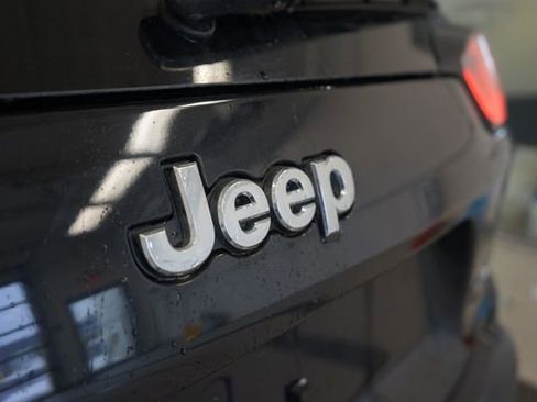 Used 2019 Jeep Cherokee Limited image 13