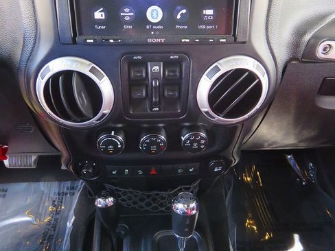 Used 2013 Jeep Wrangler Unlimited Rubicon AWD/4WD image 24