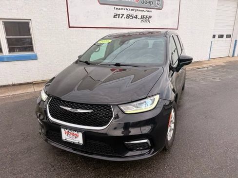 Used 2025 Chrysler Pacifica Select FWD image 2