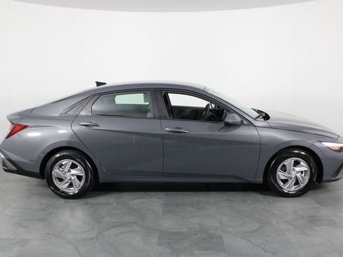Certified 2025 Hyundai Elantra SE FWD image 15