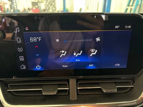 Used 2025 Chevrolet Trax RS w/ Sunroof Package FWD image 26