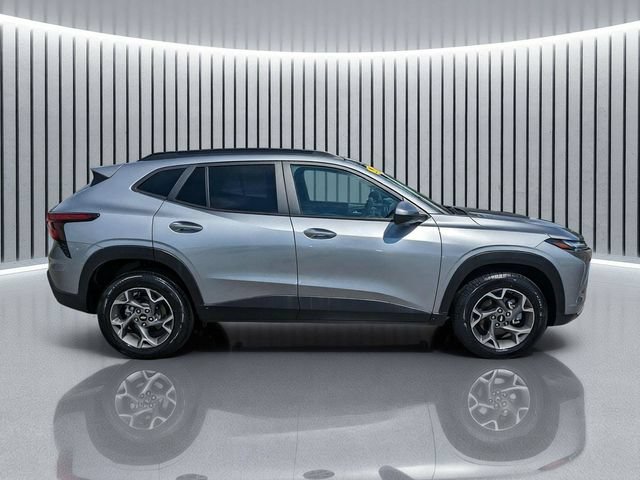 Used 2025 Chevrolet Trax LT FWD image 3