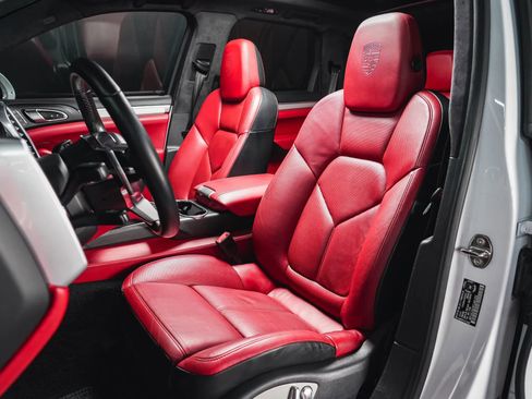 Used 2015 Porsche Cayenne Turbo image 40