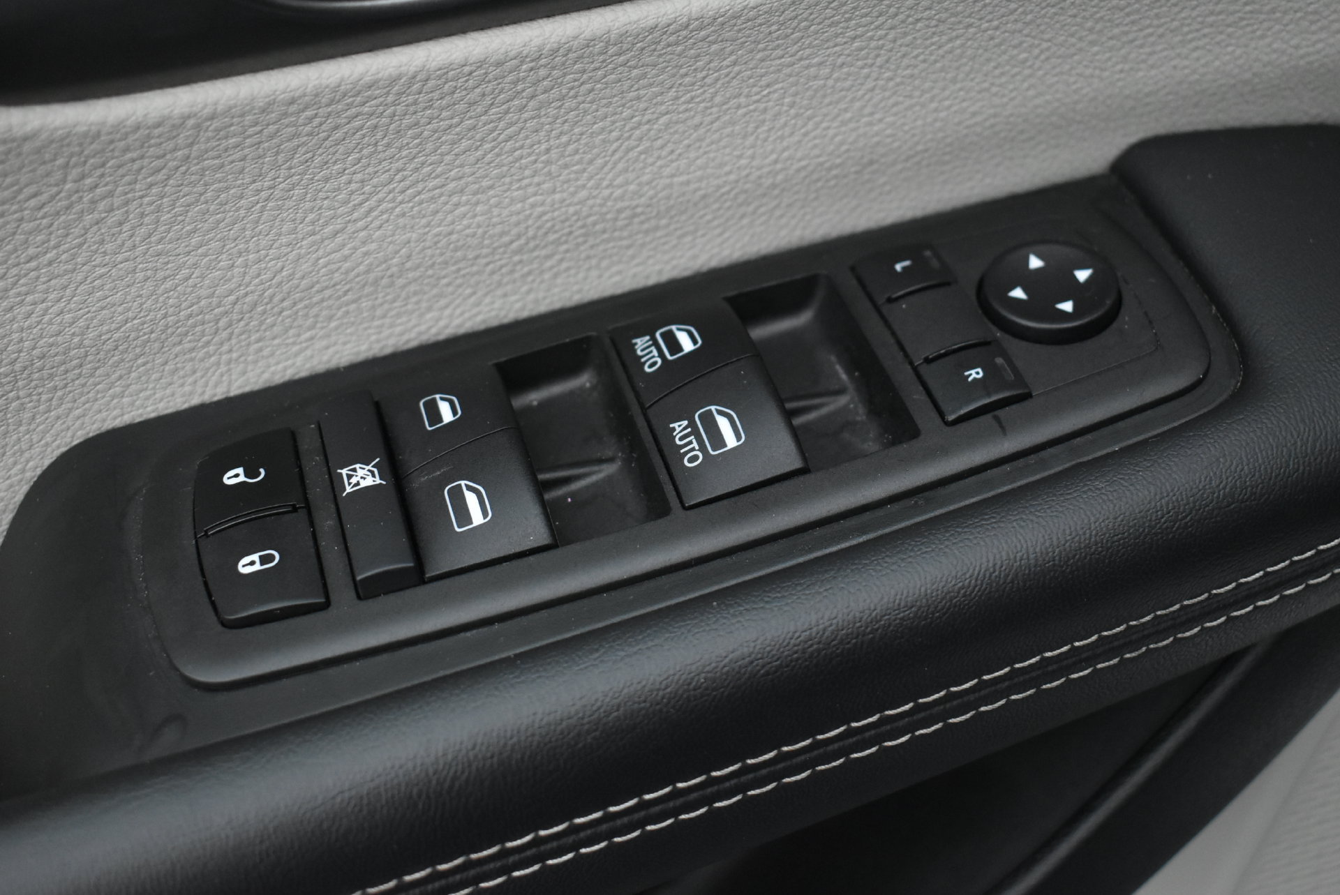 Used 2024 Chrysler Pacifica Touring-L FWD image 12