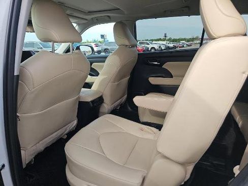 Used 2023 Toyota Highlander XLE FWD image 9