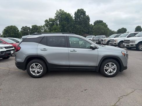 Used 2024 GMC Terrain SLE w/ Driver Convenience Package FWD image 7
