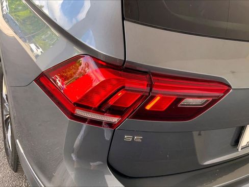 Used 2023 Volkswagen Tiguan SE w/ Panoramic Sunroof Package FWD image 30