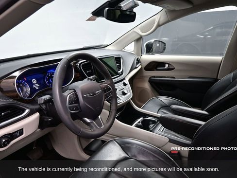 Used 2023 Chrysler Pacifica Limited image 6