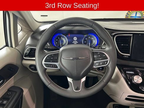Used 2024 Chrysler Pacifica Touring-L FWD image 7