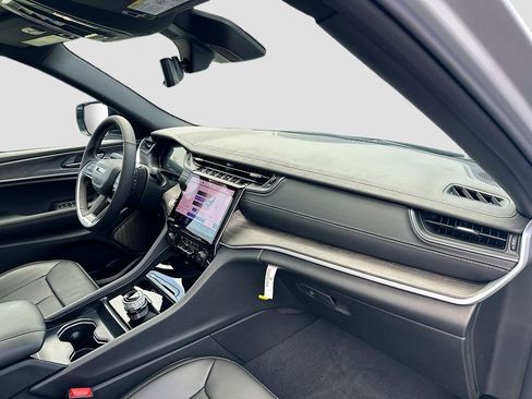 New 2025 Jeep Grand Cherokee Limited w/ Luxury Tech Group II image 33