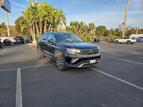 Certified 2023 Volkswagen Taos SE image 3