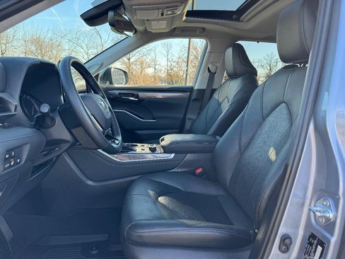 Used 2021 Toyota Highlander Limited image 18