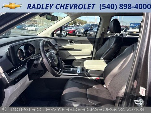 Used 2024 Kia Carnival LX image 3