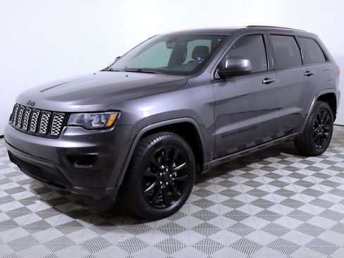 Used 2017 Jeep Grand Cherokee Altitude RWD image 3