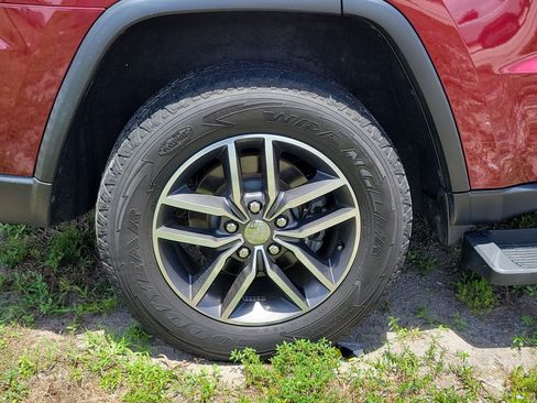 Used 2018 Jeep Grand Cherokee Laredo AWD/4WD image 5