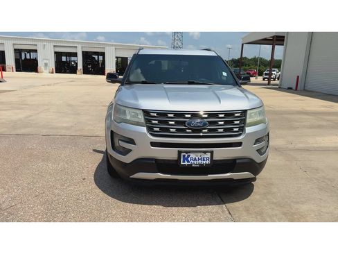 Used 2016 Ford Explorer XLT w/ Equipment Group 201A FWD image 3