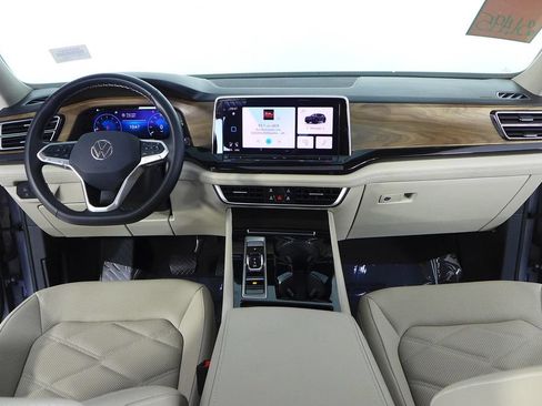 Certified 2025 Volkswagen Atlas SE w/ Panoramic Sunroof Package FWD image 26