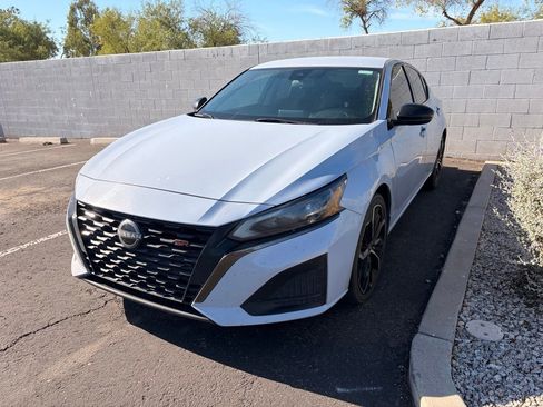 Used 2023 Nissan Altima 2.5 SR FWD image 2
