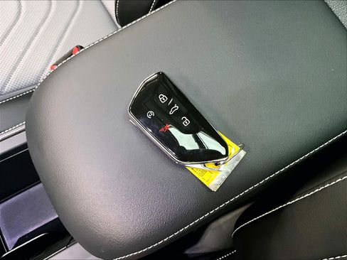 Used 2025 Volkswagen Tiguan SE w/ Panoramic Sunroof Package image 13