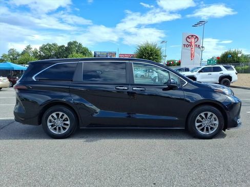Used 2023 Toyota Sienna XLE FWD image 3