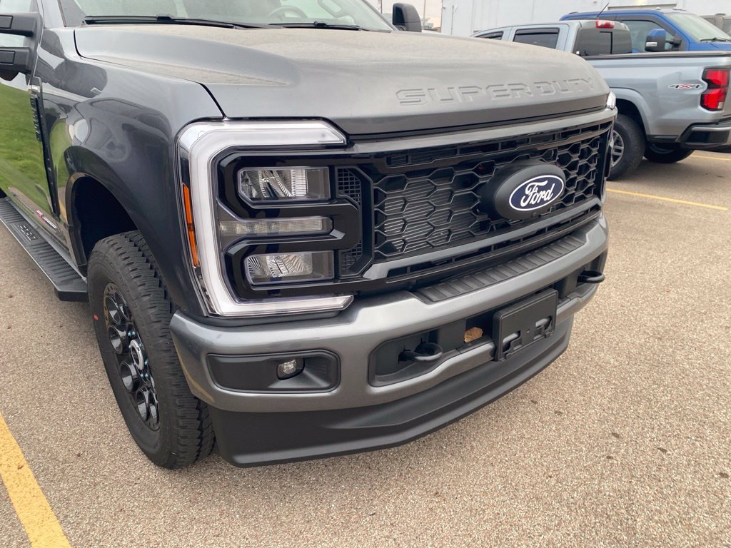 New 2027 Ford F350 Lariat w/ Black Appearance Package AWD/4WD image 3